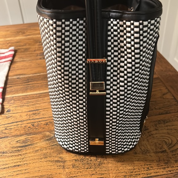 Samoe black and white bucket purse.  With side pocket.  Gold hardware - Picture 2 of 6